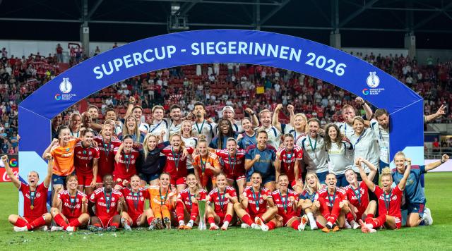 15 August 2026, Bavaria, Ingolstadt: Bayern Munich women's team celebrates their victory after the German DFB Women's Super Cup soccer match between Bayern Munich and VfL Wolfsburg at Audi Sportpark. Photo: Peter Kneffel/dpa - WICHTIGER HINWEIS: Gemäß den Vorgaben der Bundesliga bzw. des DFB Deutscher Fußball-Bund ist es untersagt, in dem Stadion und/oder vom Spiel angefertigte Fotoaufnahmen in Form von Sequenzbildern und/oder videoähnlichen Fotostrecken zu verwerten bzw. verwerten zu lassen.