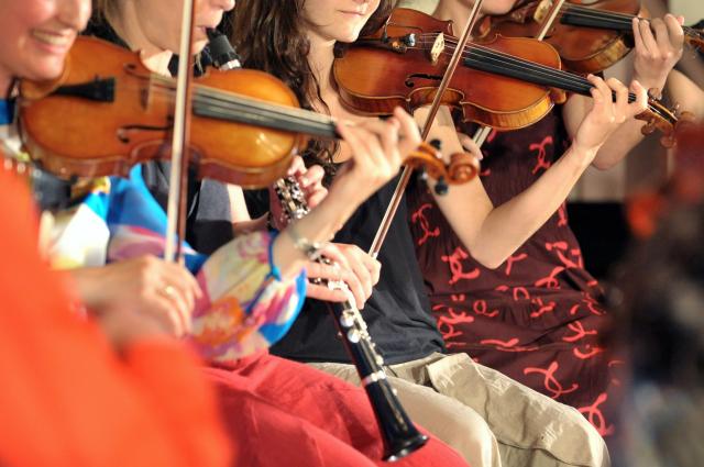 FILED - 28 July 2011, Thuringia, Weimar: FILE PHOTO - Musicians from "Klezmer Mishpokhe" (the Klezmer extended family) perform at a concert during the "Yiddish Summer" festival in Weimar. Photo: Martin Schutt/dpa-Zentralbild/dpa