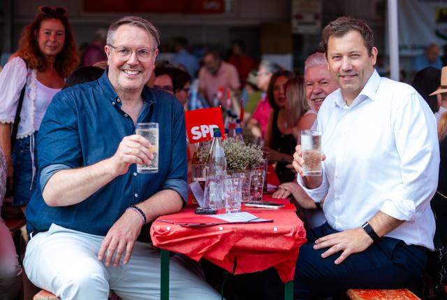 16 August 2026, Rhineland-Palatinate, Hassloch: Lars Klingbeil (R), Social Democratic Party (SPD) Federal Chairman and German Minister of Finance, and the former Minister-President of Rhineland-Palatinate, Alexander Schweitzer, have a drink during the SPD's 2026 Palatinate Meeting. Photo: Laszlo Pinter/dpa
