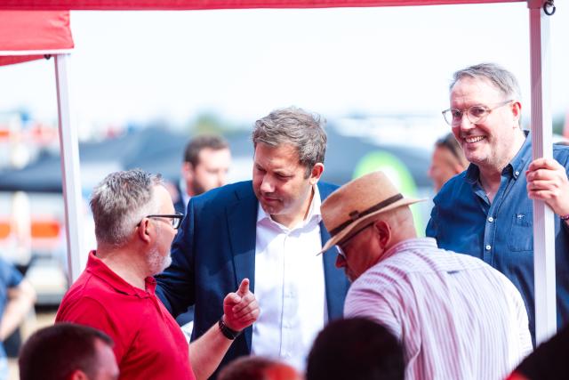 16 August 2026, Rhineland-Palatinate, Hassloch: Lars Klingbeil (R), Social Democratic Party (SPD) Federal Chairman and German Minister of Finance, and the former Minister-President of Rhineland-Palatinate, Alexander Schweitzer, attend the SPD's 2026 Palatinate Meeting. Photo: Laszlo Pinter/dpa