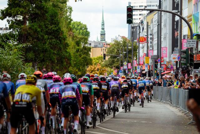 16 August 2026, Hamburg: Cylcists rider their road bikes along the Reeperbahn during the men's 205.3 km race of the UCI Cyclassics World Tour. Photo: Gregor Fischer/dpa