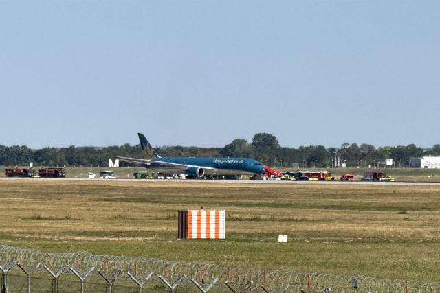 15 August 2026, Bavaria, Freising: A Vietnam Airlines plane is pictured after it landed back at Munich Airport shortly after takeoff (best possible quality). An airport spokesperson said damage to the tires and landing gear had been detected. Photo: Uwe Lorz/dpa