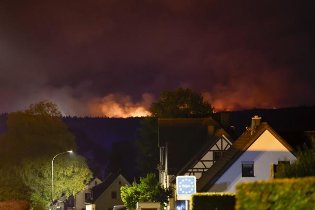 16 August 2026, North Rhine-Westphalia, Monschau: View from the Monschau-Kalterherberg neighborhood toward the Belgian side, where the High Fens are ablaze. Large parts of the High Fens along the border with Germany have been affected by the flames. Photo: Thomas Banneyer/dpa