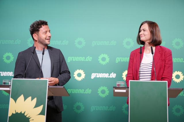 17 August 2026, Berlin: Felix Banaszak, party chairman of Alliance 90/The Greens, and Claudia Mueller, Alliance 90/The Greens' lead candidate in Mecklenburg-Western Pomerania, speak at a press conference following the party's committee meetings at the headquarters in Berlin. Photo: Kay Nietfeld/dpa