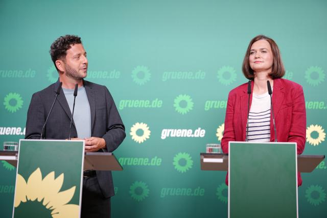 17 August 2026, Berlin: Felix Banaszak, party chairman of Alliance 90/The Greens, and Claudia Mueller, Alliance 90/The Greens' lead candidate in Mecklenburg-Western Pomerania, speak at a press conference following the party's committee meetings at the headquarters in Berlin. Photo: Kay Nietfeld/dpa