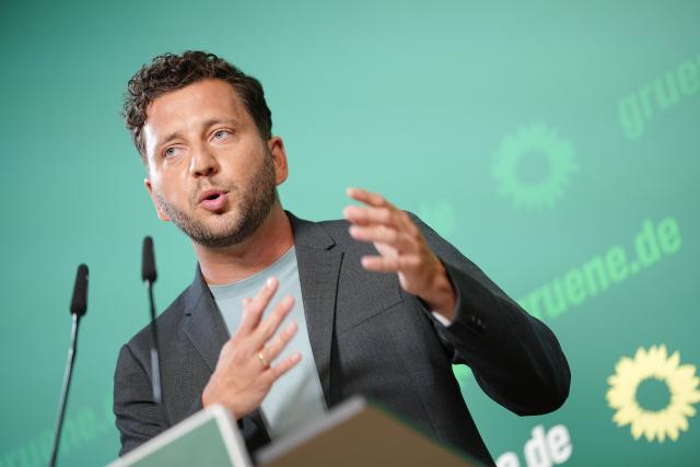 17 August 2026, Berlin: Felix Banaszak, party chairman of Alliance 90/The Greens speaks at a press conference following the party's committee meetings at the headquarters in Berlin. Photo: Kay Nietfeld/dpa