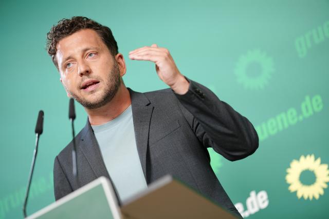 17 August 2026, Berlin: Felix Banaszak, party chairman of Alliance 90/The Greens speaks at a press conference following the party's committee meetings at the headquarters in Berlin. Photo: Kay Nietfeld/dpa