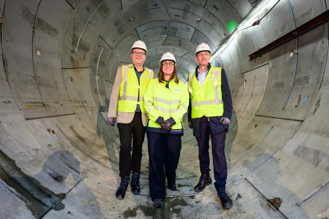 17 August 2026, Lower Saxony, Wischhafen: (L-R) Christian Meyer, Minister of the Environment, Energy, and Climate Protection for Lower Saxony, Ina Kamps, COO of the transmission system operator Tennet, and Daniel Guenther, Minister President of Schleswig-Holstein, attend the symbolic tunnel breakthrough ceremony for the SuedLink Elbe crossing. After about one and a half years and 5.2 kilometers, the ELSA tunnel boring machine has reached the receiving shaft in Wischhafen.This marks the completion of tunnel boring between Wewelsfleth in Schleswig-Holstein and Wischhafen in Lower Saxony. Photo: Philipp Schulze/dpa