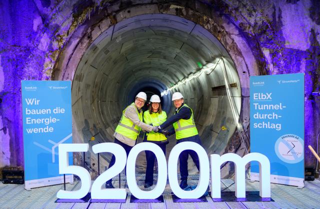 17 August 2026, Lower Saxony, Wischhafen: Christian Meyer, Minister of the Environment, Energy, and Climate Protection for Lower Saxony, Ina Kamps, COO of the transmission system operator Tennet, and Daniel Guenther, Minister President of Schleswig-Holstein, attend the symbolic tunnel breakthrough ceremony for the SuedLink Elbe crossing. After about one and a half years and 5.2 kilometers, the ELSA tunnel boring machine has reached the receiving shaft in Wischhafen.This marks the completion of tunnel boring between Wewelsfleth in Schleswig-Holstein and Wischhafen in Lower Saxony. Photo: Philipp Schulze/dpa