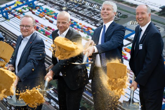 17 August 2026, Rhineland-Palatinate, Ludwigshafen: (L-R) Klaus Blettner, Mayor of Ludwigshafen, Markus Kamieth, Chairman of the Board of Executive Directors of BASF SE, Steffen Bilger , German Minister of Transportation, and Markus Wolf, State Secretary for Transportation and Mobility of Rhineland-Palatinate attend the symbolic groundbreaking ceremony for the expansion of the company's intermodal terminal. BASF is expanding its intermodal terminal in Ludwigshafen at a cost of more than 100 million euros. Completion is scheduled for 2028. Photo: Florian Wiegand/dpa