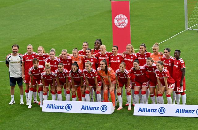 17 August 2026, Bavaria, Munich: Bayern Munich's women's team pose for a group photo on the field during the German Bundesliga club's training and fan day. Photo: Peter Kneffel/dpa - IMPORTANT NOTICE: In accordance with the regulations of the Bundesliga and the DFB (German Football Association), it is prohibited to use or allow the use of photographs taken in the stadium and/or during the game in the form of sequential images and/or video-like photo series.