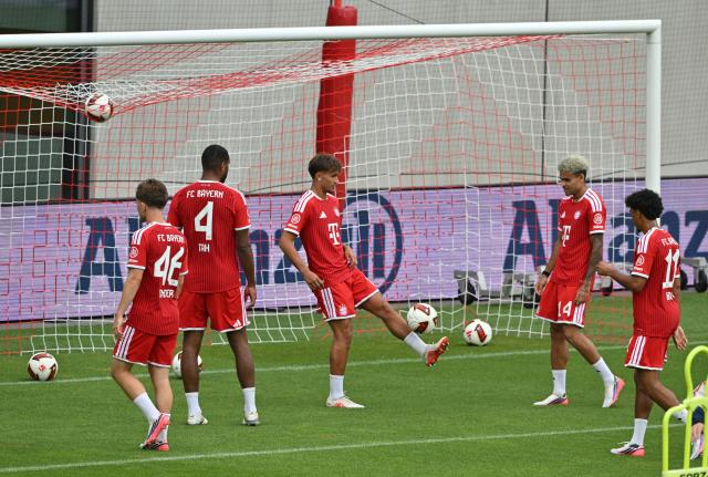 17 August 2026, Bavaria, Munich: Bayern Munich's Tom Bischof (C) and Luis Diaz (2nd R) and their teammates participate in a training session as Bayern holds a joint training and fan day with its men's and women's teams. Photo: Peter Kneffel/dpa - IMPORTANT NOTICE: In accordance with the regulations of the Bundesliga and the DFB (German Football Association), it is prohibited to use or allow the use of photographs taken in the stadium and/or during the game in the form of sequential images and/or video-like photo series.