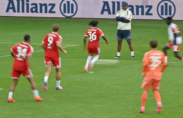 17 August 2026, Bavaria, Munich: FC Bayern Munich coach Vincent Kompany leads a training session as Bayern holds a joint training and fan day with its men's and women's teams. Photo: Peter Kneffel/dpa - IMPORTANT NOTICE: Bundesliga and DFB regulations prohibit any use of photographs as image sequences and/or quasi-video.