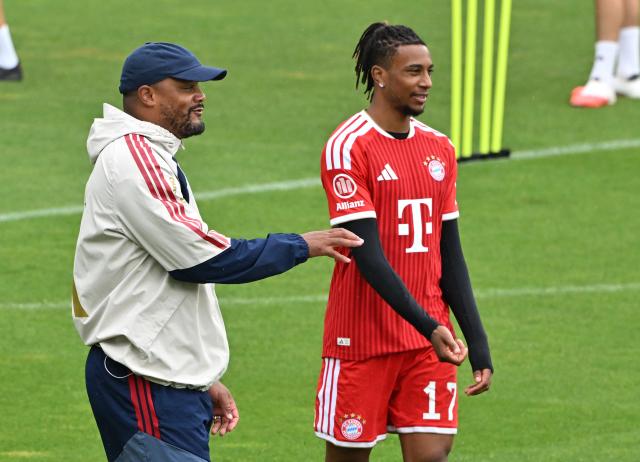 17 August 2026, Bavaria, Munich: FC Bayern Munich coach Vincent Kompany (L) leads a training session as Bayern holds a joint training and fan day with its men's and women's teams. Photo: Peter Kneffel/dpa - IMPORTANT NOTICE: Bundesliga and DFB regulations prohibit any use of photographs as image sequences and/or quasi-video.