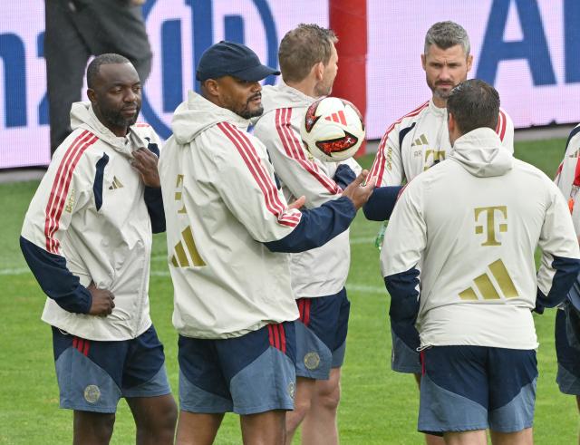 17 August 2026, Bavaria, Munich: Bayern Munich coach Vincent Kompany (2nd L) leads a training session as Bayern holds a joint training and fan day with its men's and women's teams. Photo: Peter Kneffel/dpa - IMPORTANT NOTICE: Bundesliga and DFB regulations prohibit any use of photographs as image sequences and/or quasi-video.