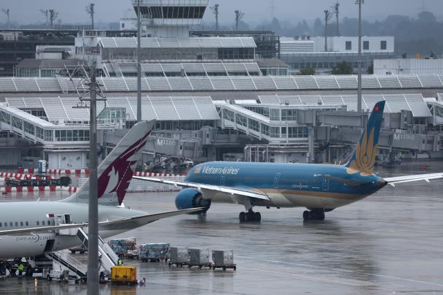 17 August 2026, Bavaria, Munich: A Vietnam Airlines Boeing Dreamliner takes off from Munich Airport bound for Hanoi. On Saturday, an aircraft with the same flight number, VN34, encountered difficulties during takeoff. Photo: Karl-Josef Hildenbrand/dpa