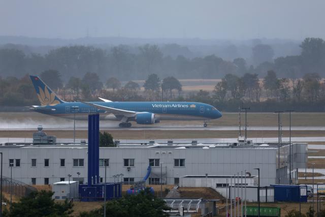 17 August 2026, Bavaria, Munich: A Vietnam Airlines Boeing Dreamliner takes off from Munich Airport bound for Hanoi. On Saturday, an aircraft with the same flight number, VN34, encountered difficulties during takeoff. Photo: Karl-Josef Hildenbrand/dpa