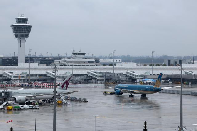17 August 2026, Bavaria, Munich: A Vietnam Airlines Boeing Dreamliner takes off from Munich Airport bound for Hanoi. On Saturday, an aircraft with the same flight number, VN34, encountered difficulties during takeoff. Photo: Karl-Josef Hildenbrand/dpa