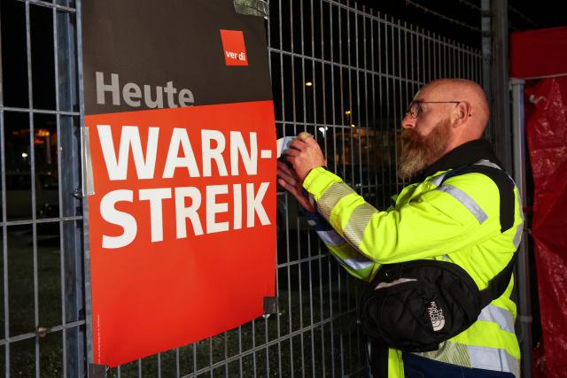 17 August 2026, Hamburg: Peope take part in a 24-hour warning strike, that began overnight at the Port of Hamburg. The warning strike takes place against the  collective bargaining negotiations between the union and the Central Association of German Seaports (ZDS). Verdi has also called for warning strikes at five other seaports. Photo: Bodo Marks/dpa