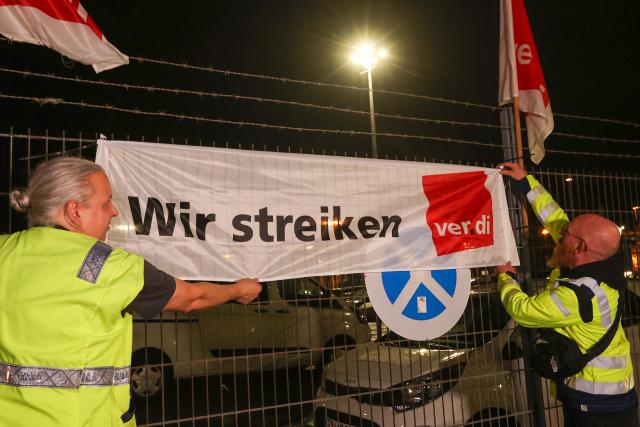 17 August 2026, Hamburg: Peope take part in a 24-hour warning strike, that began overnight at the Port of Hamburg. The warning strike takes place against the  collective bargaining negotiations between the union and the Central Association of German Seaports (ZDS). Verdi has also called for warning strikes at five other seaports. Photo: Bodo Marks/dpa