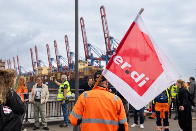 17 August 2026, Hamburg: Peope take part in a 24-hour warning strike, that began overnight at the Port of Hamburg. The warning strike takes place against the  collective bargaining negotiations between the union and the Central Association of German Seaports (ZDS). Verdi has also called for warning strikes at five other seaports. Photo: Ulrich Perrey/dpa