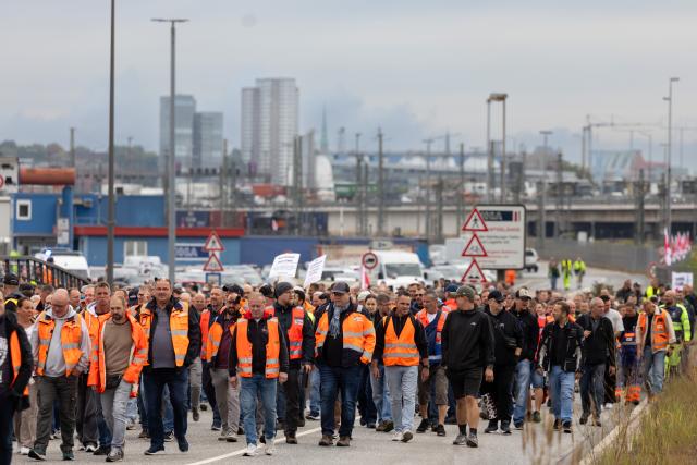 17 August 2026, Hamburg: Peope take part in a 24-hour warning strike, that began overnight at the Port of Hamburg. The warning strike takes place against the  collective bargaining negotiations between the union and the Central Association of German Seaports (ZDS). Verdi has also called for warning strikes at five other seaports. Photo: Ulrich Perrey/dpa