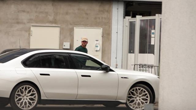 18 August 2026, Bremen: Niclas Fuellkrug arrives at Gate 1 of the Weserstadion in a white BMW. Niclas Fuellkrug's return to Werder Bremen is imminent. The 33-year-old forward pulled up at the Weserstadion this morning to undergo his physical. Photo: Kai Moorschlatt/dpa