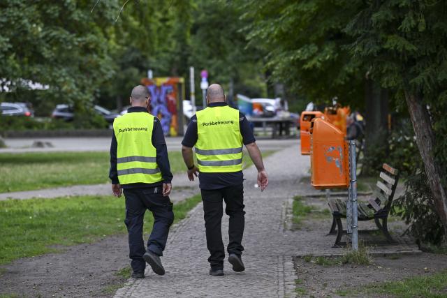 18 August 2026, Berlin: Park maintenance staff from the Mitte District Office are patrolling the Kleiner Tiergarten on Turmstrasse in Moabit. Their goal is to help put a long-term stop to the increasing drug use and drug dealing, as well as littering. Photo: Jens Kalaene/dpa