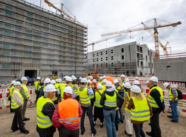 18 August 2026, Brandenburg, Lübbenau: Participants in the media tour to Lusatia stand at the construction site for a Schwarz Group data center. A media tour to Lusatia took place that same day. The tour itinerary also included a visit to the data center construction site. The Schwarz Group, parent company of Lidl and Kaufland, is investing approximately 11 billion euros in a new data center here on the outskirts of the Spreewald. The cornerstone was laid in November 2025. Two and a half billion are being invested in construction, with the remainder going toward IT infrastructure; there is no government funding. Photo: Patrick Pleul/dpa