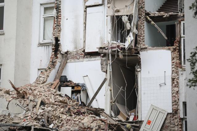 18 August 2026, Hamburg, Holstenstrasse: Employees of a demolition and recycling company are demolishing houses at risk of collapse on Holstenstrasse in Hamburg-Altona. Photo: Christian Charisius/dpa