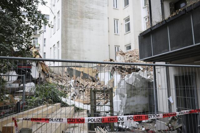 18 August 2026, Hamburg, Holstenstrasse: Police barrier tape secures the construction site of a demolition and recycling company as it tears down houses at risk of collapse on Holstenstrasse in Hamburg-Altona. Photo: Christian Charisius/dpa