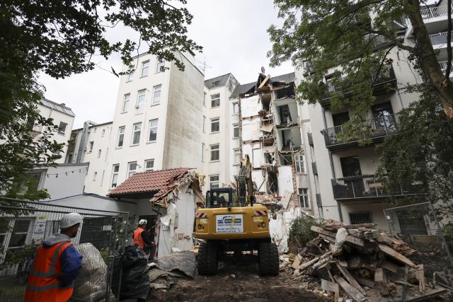 18 August 2026, Hamburg, Holstenstrasse: Employees of a demolition and recycling company are demolishing houses at risk of collapse on Holstenstrasse in Hamburg-Altona. Photo: Christian Charisius/dpa