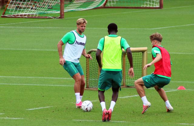 18 August 2026, Bremen: Niclas Fuellkrug (L) trains with his new teammates during a Werder Bremen practice session next to the Weserstadion. Fuellkrug's return to Werder Bremen is official. The Green-Whites are loaning the former goal-scorer and fan favorite from Premier League relegation side West Ham United for one year. Photo: Kai Moorschlatt/dpa