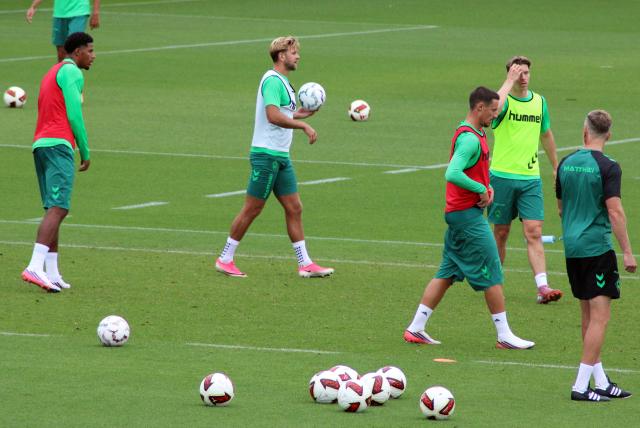 18 August 2026, Bremen: Niclas Fuellkrug (C) trains with his new teammates, including Cedric Itten (2-R), during a Werder Bremen practice session next to the Weserstadion. Niclas Fuellkrug's return to Werder Bremen is official. The Green-Whites are loaning the former goal-scorer and fan favorite from Premier League relegation side West Ham United for one year. Photo: Kai Moorschlatt/dpa