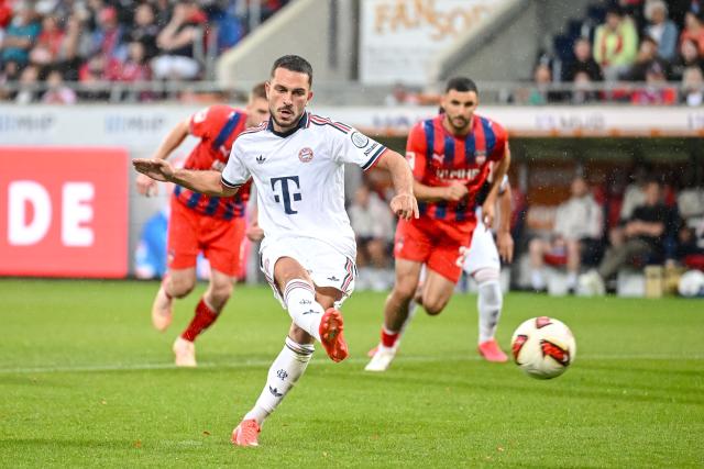 18 August 2026, Baden-Wuerttemberg, Heidenheim: Bayern Munich's Arijon Ibrahimovic (L) scores his side's second goal during the pre session friendly soccer match between 1. FC Heidenheim and FC Bayern Munich. Photo: Harry Langer/DeFodi/dpa/dpa - WICHTIGER HINWEIS: Gemäß den Vorgaben der Bundesliga bzw. des DFB Deutscher Fußball-Bund ist es untersagt, in dem Stadion und/oder vom Spiel angefertigte Fotoaufnahmen in Form von Sequenzbildern und/oder videoähnlichen Fotostrecken zu verwerten bzw. verwerten zu lassen.
