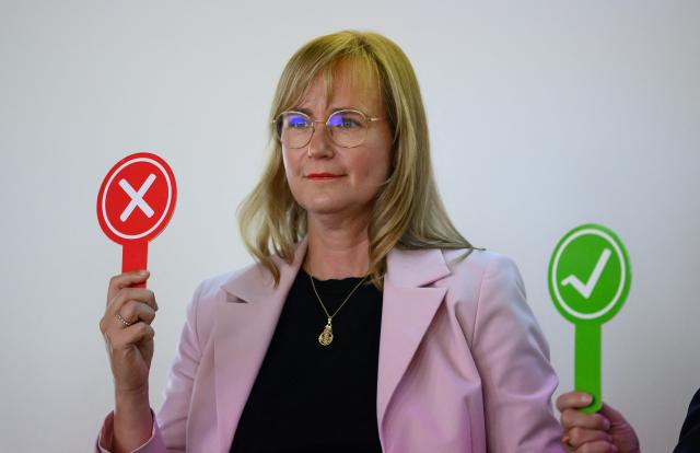 18 August 2026, Saxony-Anhalt, Halle/Saale: Eva von Angern holds up a voting card during a panel discussion with candidates at the Halle-Dessau Chamber of Commerce and Industry's election forum in Halle/Saale. Photo: Hendrik Schmidt/dpa