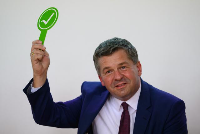18 August 2026, Saxony-Anhalt, Halle/Saale: Minister President of Saxony-Anhalt Sven Schulze holds up a ballot card during the election forum hosted by the Halle-Dessau Chamber of Commerce and Industry in Halle/Saale. Photo: Hendrik Schmidt/dpa
