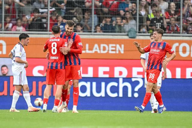 18 August 2026, Baden-Wuerttemberg, Heidenheim: Heidenheim's Julian Niehues (C) celebrates scoring his side's second goal with teammates during the pre session friendly soccer match between 1. FC Heidenheim and FC Bayern Munich. Photo: Harry Langer/DeFodi/dpa/dpa - WICHTIGER HINWEIS: Gemäß den Vorgaben der Bundesliga bzw. des DFB Deutscher Fußball-Bund ist es untersagt, in dem Stadion und/oder vom Spiel angefertigte Fotoaufnahmen in Form von Sequenzbildern und/oder videoähnlichen Fotostrecken zu verwerten bzw. verwerten zu lassen.