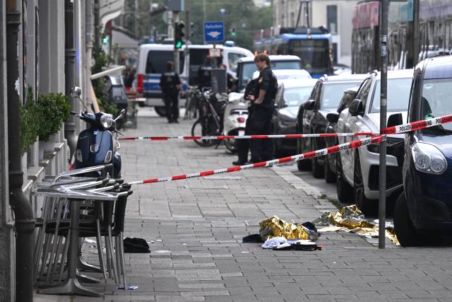 18 August 2026, Bavaria, Munich: Emergency blankets lie on a sidewalk next to police barrier tape. Police fired their weapons in the Schwabing district of Munich. Photo: Felix Hörhager/dpa