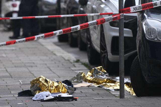 18 August 2026, Bavaria, Munich: Emergency blankets lie on a sidewalk next to police barrier tape. Police fired their weapons in the Schwabing district of Munich. Photo: Felix Hörhager/dpa