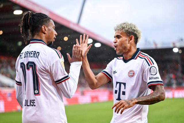 18 August 2026, Baden-Wuerttemberg, Heidenheim: Bayern Munich's Michael Olise (L) celebrates scoring his side's third goal with teammate Luis Diaz during the pre session friendly soccer match between 1. FC Heidenheim and FC Bayern Munich. Photo: Harry Langer/DeFodi/dpa/dpa - WICHTIGER HINWEIS: Gemäß den Vorgaben der Bundesliga bzw. des DFB Deutscher Fußball-Bund ist es untersagt, in dem Stadion und/oder vom Spiel angefertigte Fotoaufnahmen in Form von Sequenzbildern und/oder videoähnlichen Fotostrecken zu verwerten bzw. verwerten zu lassen.