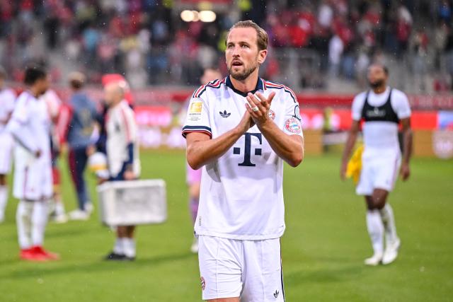 18 August 2026, Baden-Wuerttemberg, Heidenheim: Bayern Munich's Harry Kane thanks the fans after the pre session friendly soccer match between 1. FC Heidenheim and FC Bayern Munich. Photo: Harry Langer/DeFodi/dpa/dpa - WICHTIGER HINWEIS: Gemäß den Vorgaben der Bundesliga bzw. des DFB Deutscher Fußball-Bund ist es untersagt, in dem Stadion und/oder vom Spiel angefertigte Fotoaufnahmen in Form von Sequenzbildern und/oder videoähnlichen Fotostrecken zu verwerten bzw. verwerten zu lassen.
