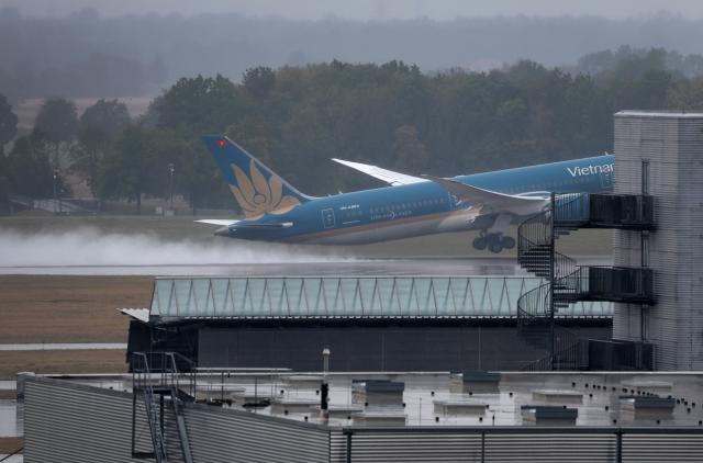 17 August 2026, Bavaria, Munich: FILE PHOTO - A Vietnam Airlines Boeing Dreamliner takes off from Munich Airport bound for Hanoi. On Saturday, an aircraft with the same flight number, VN34, encountered difficulties during takeoff. Photo: Karl-Josef Hildenbrand/dpa