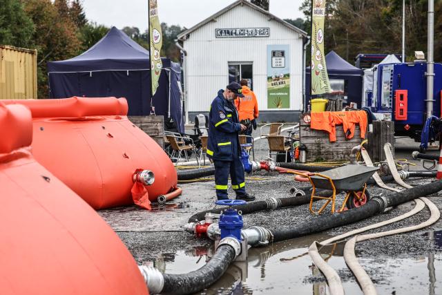 19 August 2026, North Rhine-Westphalia, Monschau: THW volunteers are stationed at a water refueling station on the German-Belgian border. Fire departments continue to battle the fire in the Hohe Venn. Photo: Oliver Berg/dpa