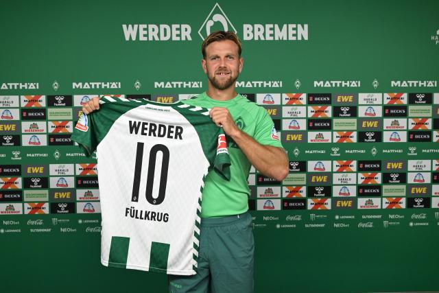 19 August 2026, Bremen: Niclas Fuellkrug poses with his No. 10 jersey before Werder Bremen's press conference. Photo: Carmen Jaspersen/dpa - IMPORTANT NOTICE: In accordance with the regulations of the Bundesliga and the DFB (German Football Association), it is prohibited to use or allow the use of photographs taken in the stadium and/or during the game in the form of sequential images and/or video-like photo series.
