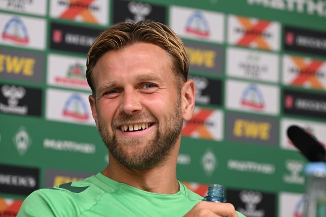 19 August 2026, Bremen: Niclas Fuellkrug speaks at Werder Bremen's press conference during his introduction. Photo: Carmen Jaspersen/dpa - IMPORTANT NOTICE: In accordance with the regulations of the Bundesliga and the DFB (German Football Association), it is prohibited to use or allow the use of photographs taken in the stadium and/or during the game in the form of sequential images and/or video-like photo series.