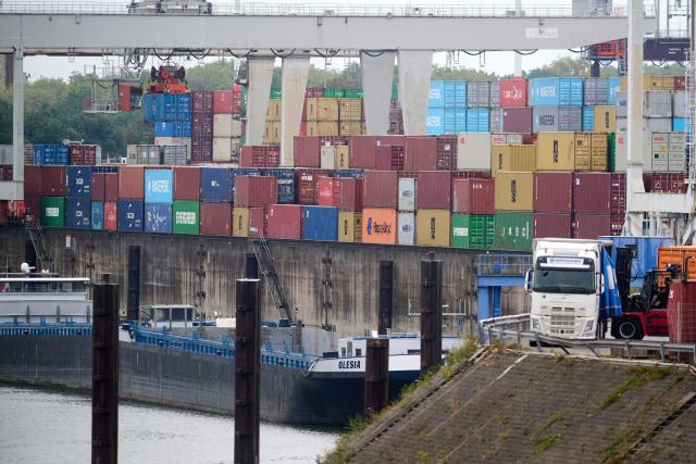 PRODUCTION - 19 August 2026, North Rhine-Westphalia, Duisburg: A truck is being loaded with a forklift at the Duisport Port in Duisburg while a ship is at anchor. At Europe's largest inland port, numerous goods are transferred from ships to trains and trucks-and vice versa. Photo: Bernd Thissen/dpa