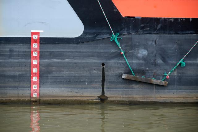 PRODUCTION - 19 August 2026, North Rhine-Westphalia, Duisburg: The current draft is visible on the hull of a ship anchored in the Duisport section of the Port of Duisburg. In Europe's largest inland port, numerous goods are transferred from ships to trains and trucks-and vice versa. Photo: Bernd Thissen/dpa