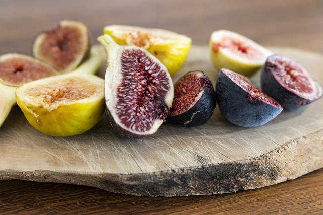 FILED - 06 September 2024, Lower Saxony, Lehrte: FILE PHOTO - Figs of different varieties grown by fig grower R. Kempf lie cut open on a wooden board. At the Bulgarian-Turkish border crossing at Kapitan Andreevo, 45 combat pistols were seized from a Turkish truck carrying figs. Photo: Michael Matthey/dpa