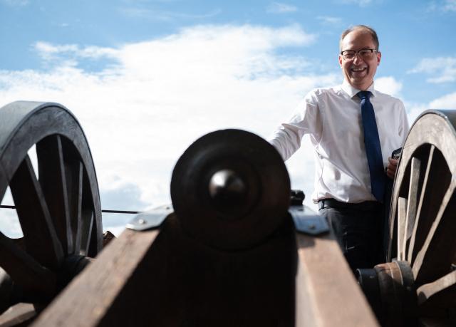 19 August 2026, Thuringia, Eisenach: Alexander Dobrindt, German Minister of the Interior, stands next to a cannon at Wartburg Castle near Eisenach.
During his summer tour, Dobrindt is visiting various emergency response teams in Thuringia and Hesse. Photo: Katharina Kausche/dpa